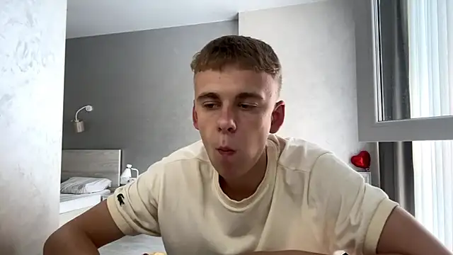 Show modela SoloFury na web-kameri