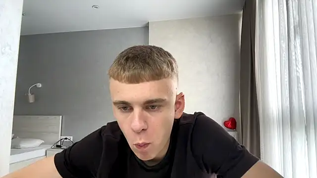 Show modela SoloFury na web-kameri