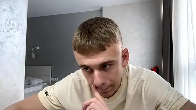Show modela SoloFury na web-kameri