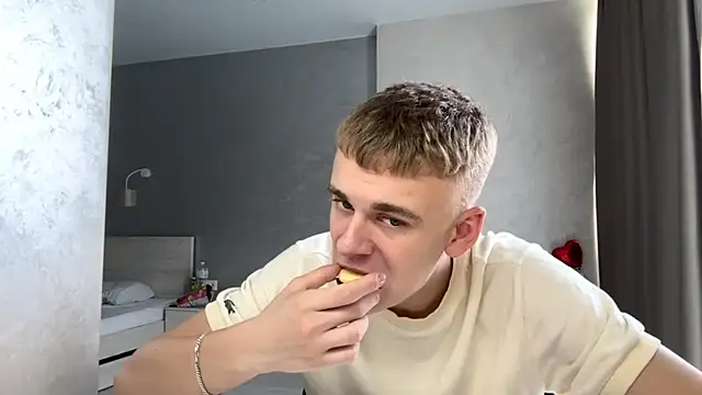 Show modela SoloFury na web-kameri