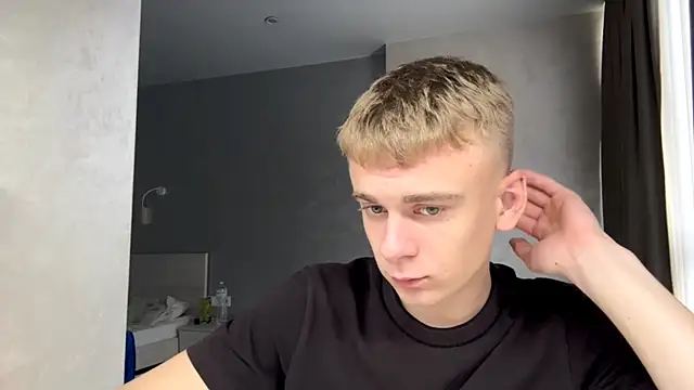 Show modela SoloFury na web-kameri