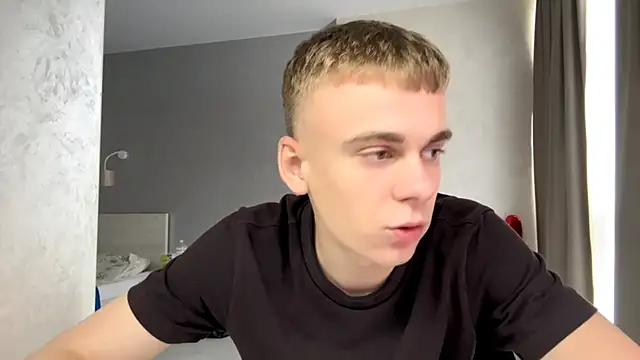 Show modela SoloFury na web-kameri