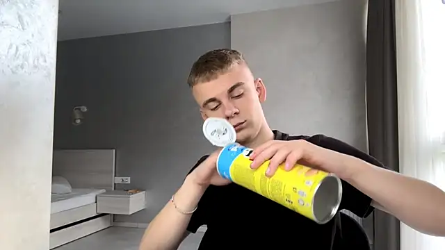 Show modela SoloFury na web-kameri