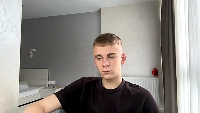 Show modela SoloFury na web-kameri