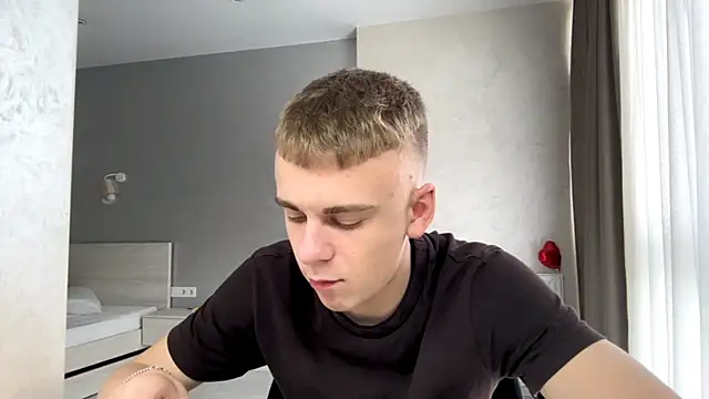 Show modela SoloFury na web-kameri