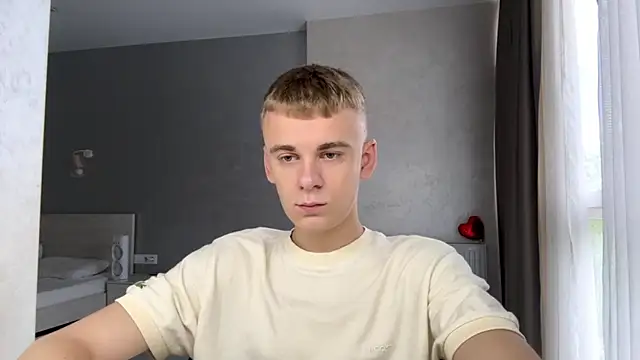 Show modela SoloFury na web-kameri