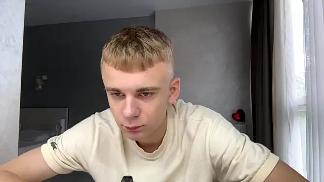 Show modela SoloFury na web-kameri