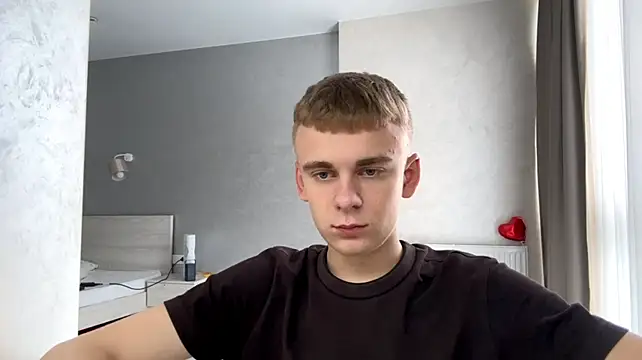 Show modela SoloFury na web-kameri