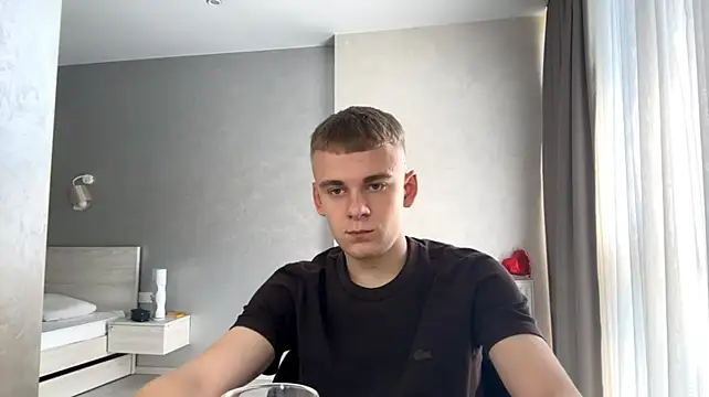 Show modela SoloFury na web-kameri