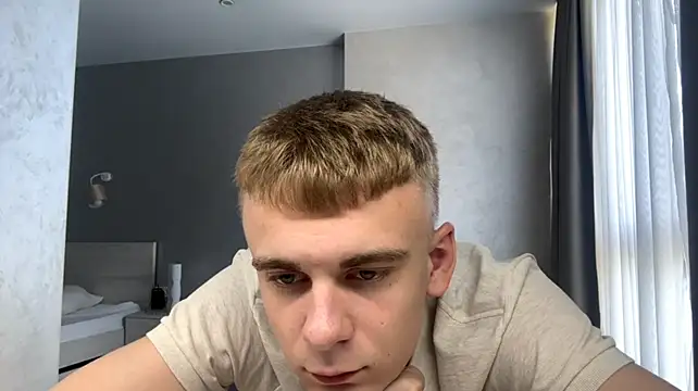 Show modela SoloFury na web-kameri