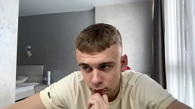 Show modela SoloFury na web-kameri