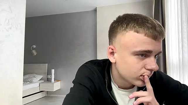 Show modela SoloFury na web-kameri