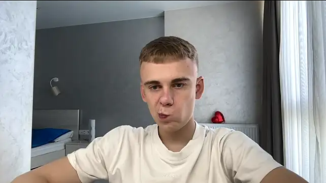 Show modela SoloFury na web-kameri