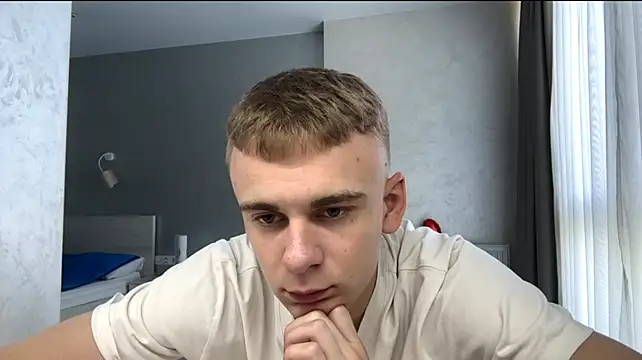 Show modela SoloFury na web-kameri
