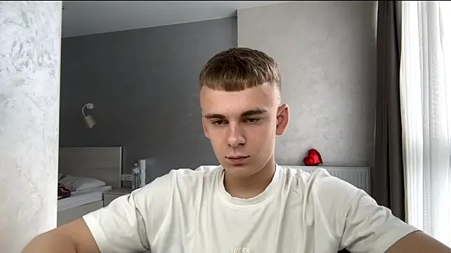 Show modela SoloFury na web-kameri