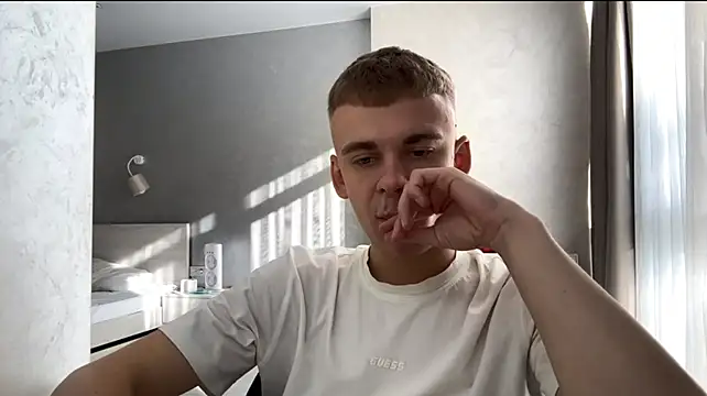 Show modela SoloFury na web-kameri