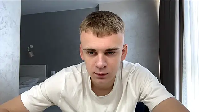 Show modela SoloFury na web-kameri