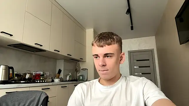 Show modela SoloFury na web-kameri