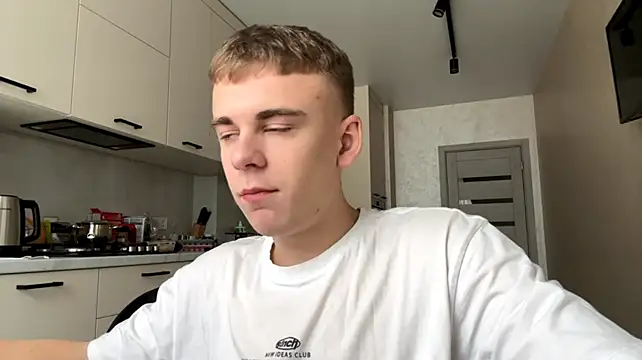 Show modela SoloFury na web-kameri