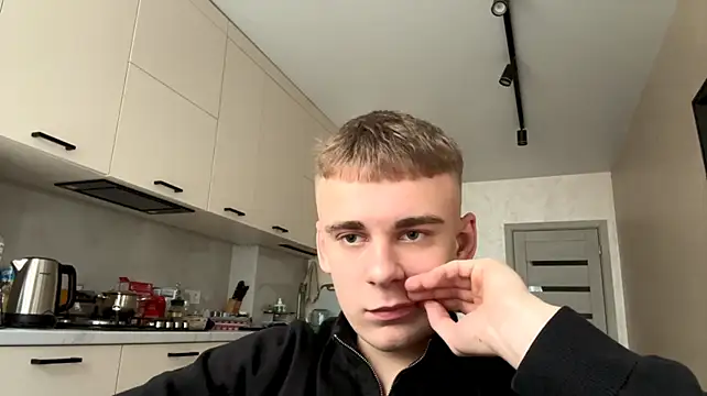 Show modela SoloFury na web-kameri
