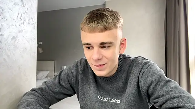 Show modela SoloFury na web-kameri