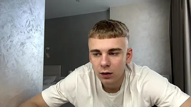 Show modela SoloFury na web-kameri
