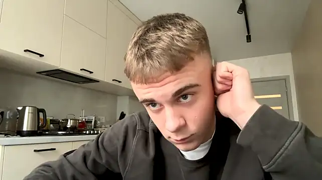 Show modela SoloFury na web-kameri