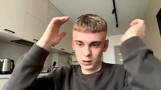 Show modela SoloFury na web-kameri