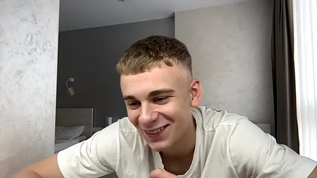 Show modela SoloFury na web-kameri