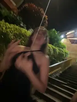 lindaandtony: διαδικτυακό σόου στην κάμερα
