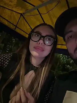 lindaandtony: διαδικτυακό σόου στην κάμερα