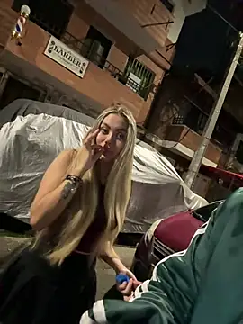 הופעת וובקאם של lindaandtony
