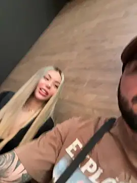 lindaandtony: διαδικτυακό σόου στην κάμερα