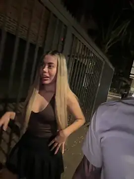 הופעת וובקאם של lindaandtony