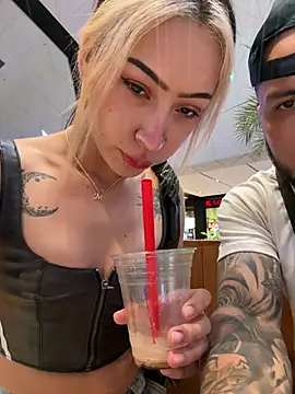 lindaandtony: διαδικτυακό σόου στην κάμερα