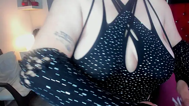 ScarletBigTitties' Live XXX Chat