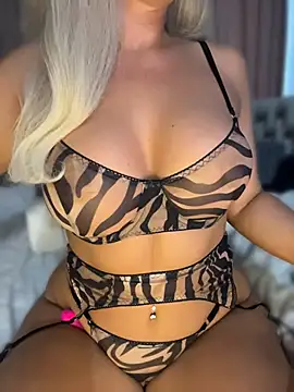 PinaColaBoom's Live XXX Chat