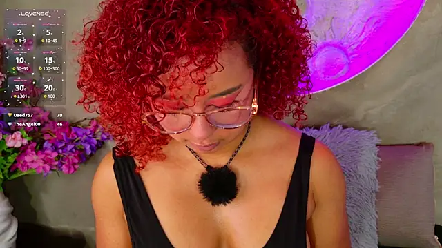 lara_curly's Live XXX Chat