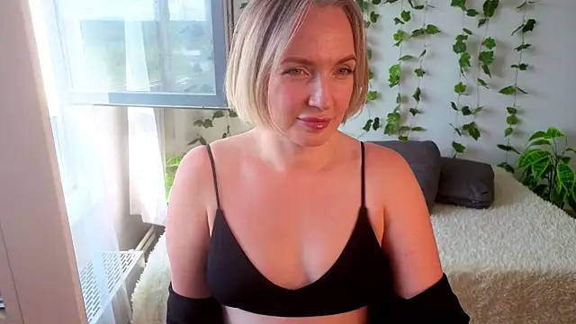 MonikFoxi's Webcam Show