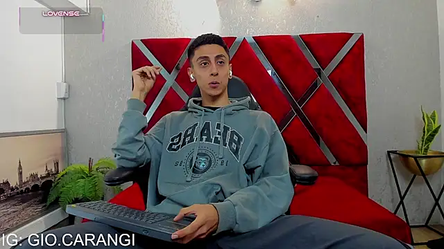 Show modela Gio_carangi na web-kameri