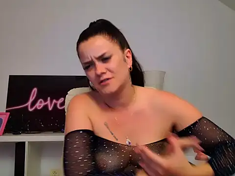 Show modela NicolSparkleX na web-kameri