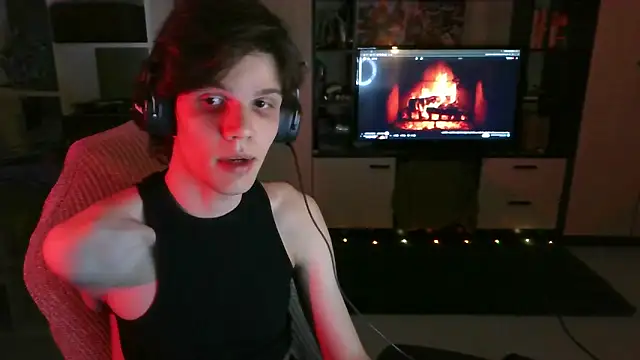 Lucius_Mo Show in webcam