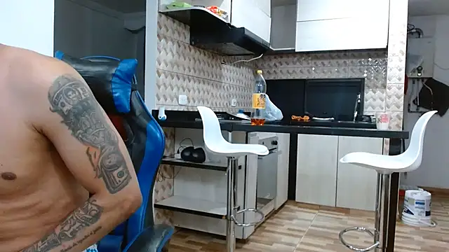 big--boss: διαδικτυακό σόου στην κάμερα