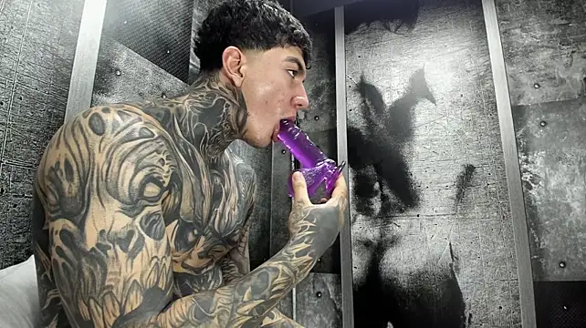 Gury_tattoo: διαδικτυακό σόου στην κάμερα