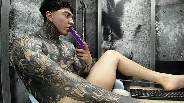 Gury_tattoo Show in webcam