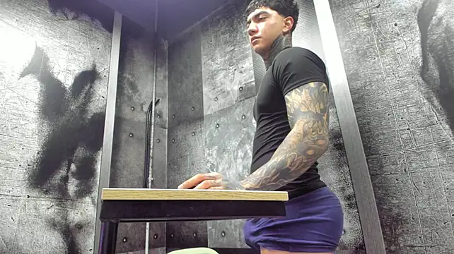Show modela Gury_tattoo na web-kameri