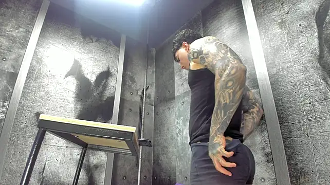 Gury_tattoo: διαδικτυακό σόου στην κάμερα