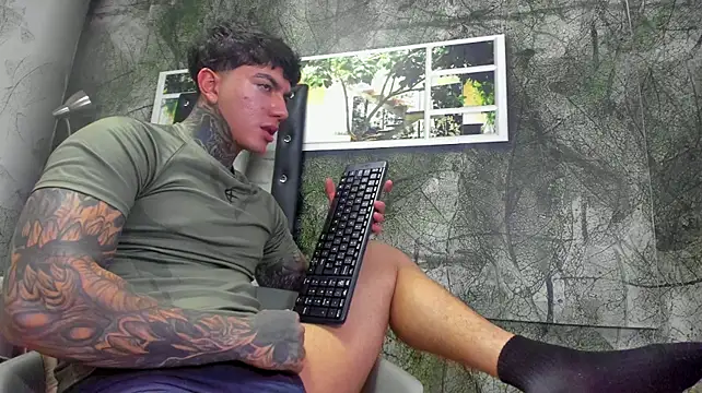 Gury_tattoo Show in webcam
