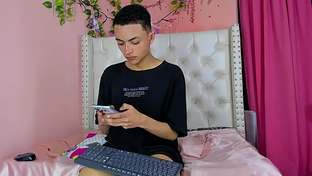 romeo_laurient Show in webcam