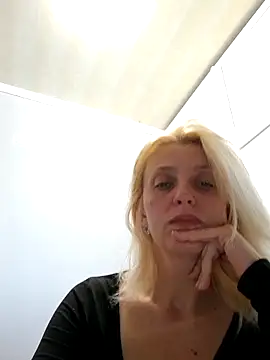 Show modela MiaLove183 na web-kameri